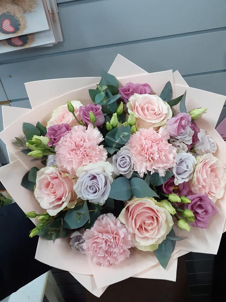 Букет цветов из: Розы, Гвоздики и Лизиантусы в Ногинск-5